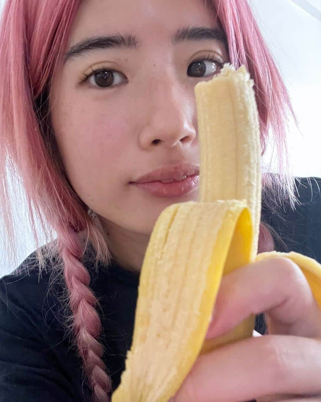 でっぱりんさんのインスタグラム写真 - (でっぱりんInstagram)「私の食欲おかしいんですけど何で？  ダメなのは分かってるんです！！ 欲に正直な女の子なんです🥺 はい。。。  だから最近 1日の始まりはフルーツや ヨーグルト食べるようにしてる！！  バナナはアルカリ性フルーツ🍌 朝からバナナ食べるといいよー  ［アルカリ性フルーツの良いところ ・体重を減らす効果あり ・消化を助けてくれる ・コレステロールを下げてくれる ・記憶力が高まりやすくなる みたい❤️  アルカリ性のフルーツは ダイエットにも健康にもいい🥰  みんなも是非試してみてね〜🌈✌️  #でっぱりん #ダイエット #産後ダイエット #アルカリ性フルーツ #食欲」4月5日 17時55分 - aaaya109