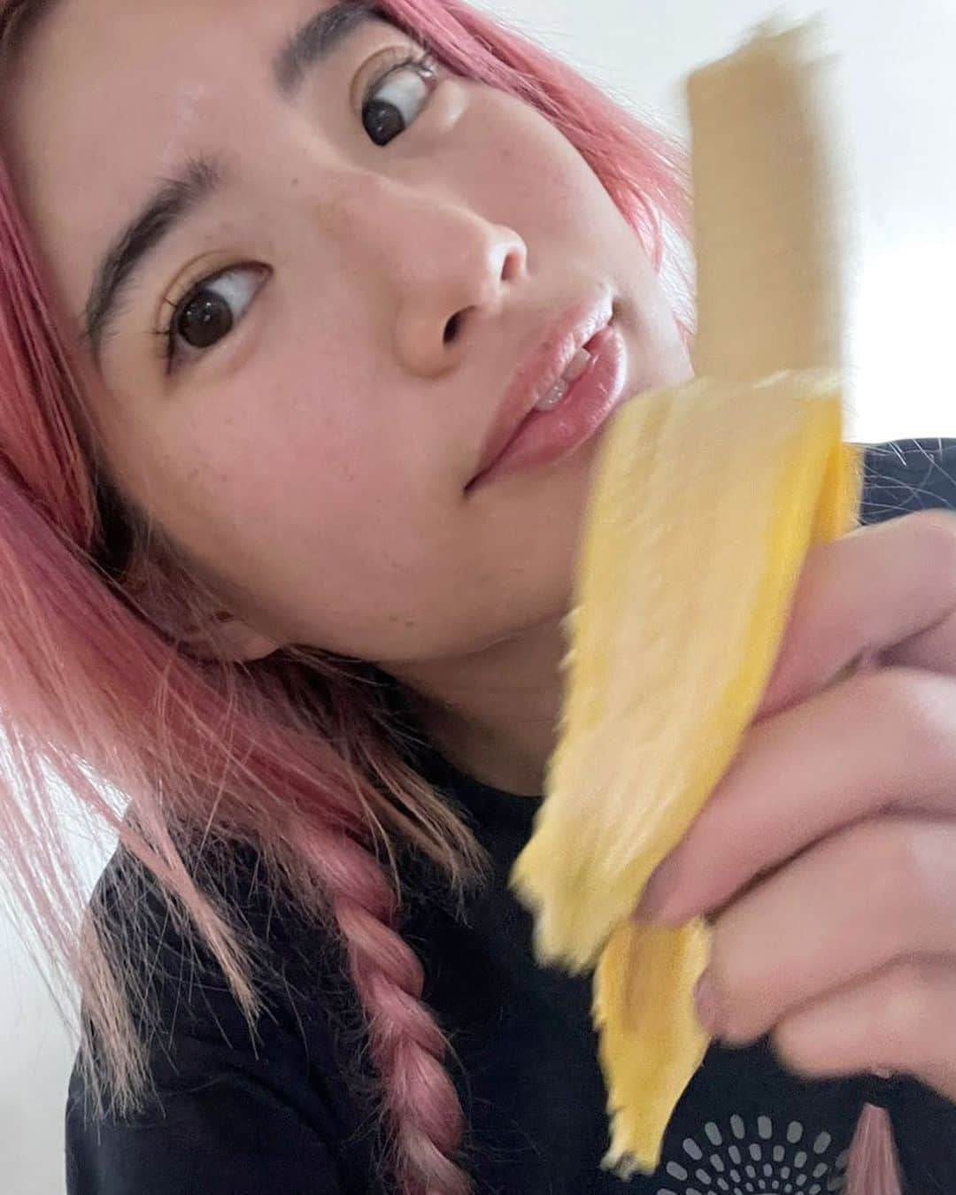 でっぱりんさんのインスタグラム写真 - (でっぱりんInstagram)「私の食欲おかしいんですけど何で？  ダメなのは分かってるんです！！ 欲に正直な女の子なんです🥺 はい。。。  だから最近 1日の始まりはフルーツや ヨーグルト食べるようにしてる！！  バナナはアルカリ性フルーツ🍌 朝からバナナ食べるといいよー  ［アルカリ性フルーツの良いところ ・体重を減らす効果あり ・消化を助けてくれる ・コレステロールを下げてくれる ・記憶力が高まりやすくなる みたい❤️  アルカリ性のフルーツは ダイエットにも健康にもいい🥰  みんなも是非試してみてね〜🌈✌️  #でっぱりん #ダイエット #産後ダイエット #アルカリ性フルーツ #食欲」4月5日 17時55分 - aaaya109