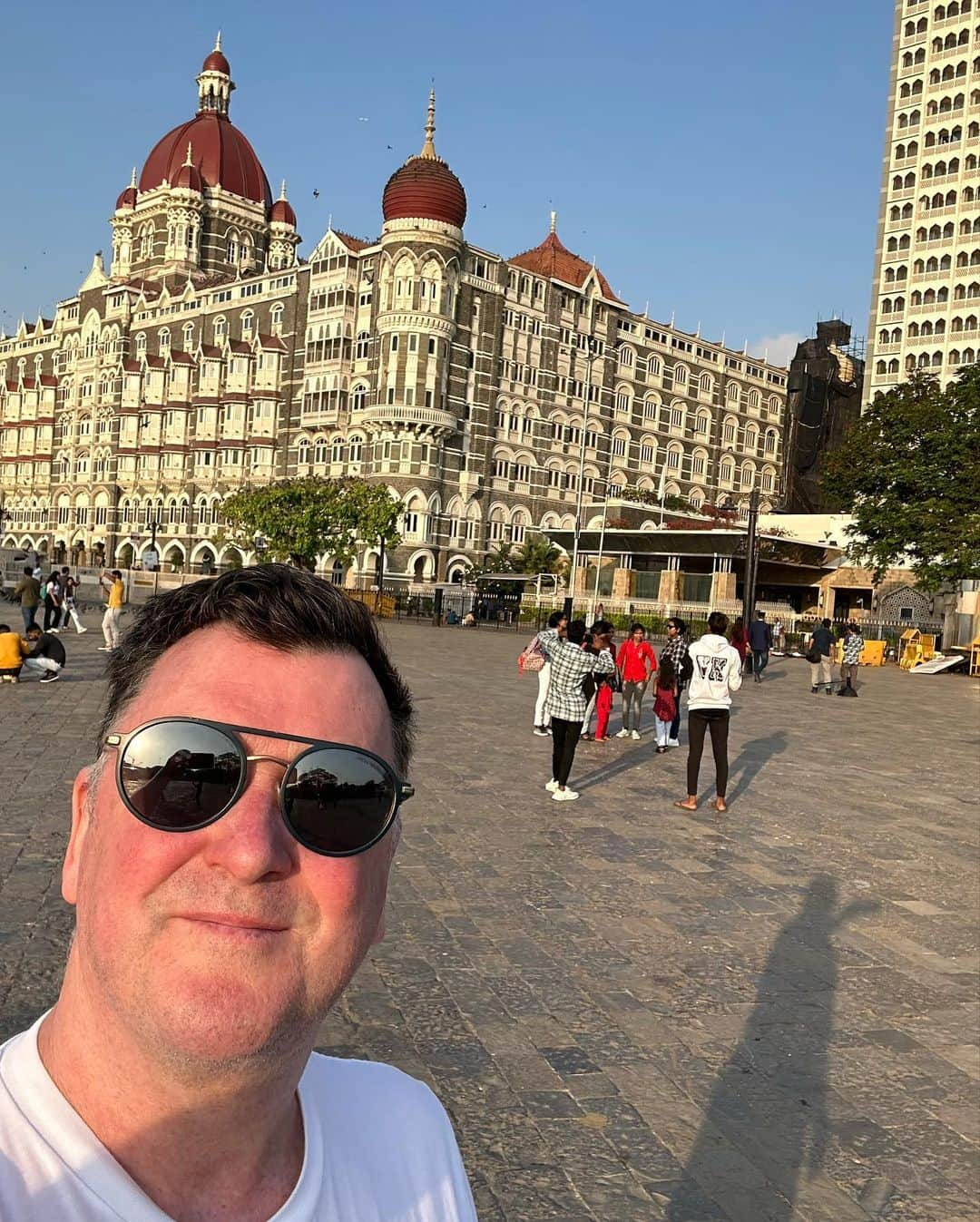 ブライアン・オーサーのインスタグラム：「More beautiful adventures in #incredibleindia , #gatewayofindia #tajmahalpalace .  Next south India … stay tuned !」