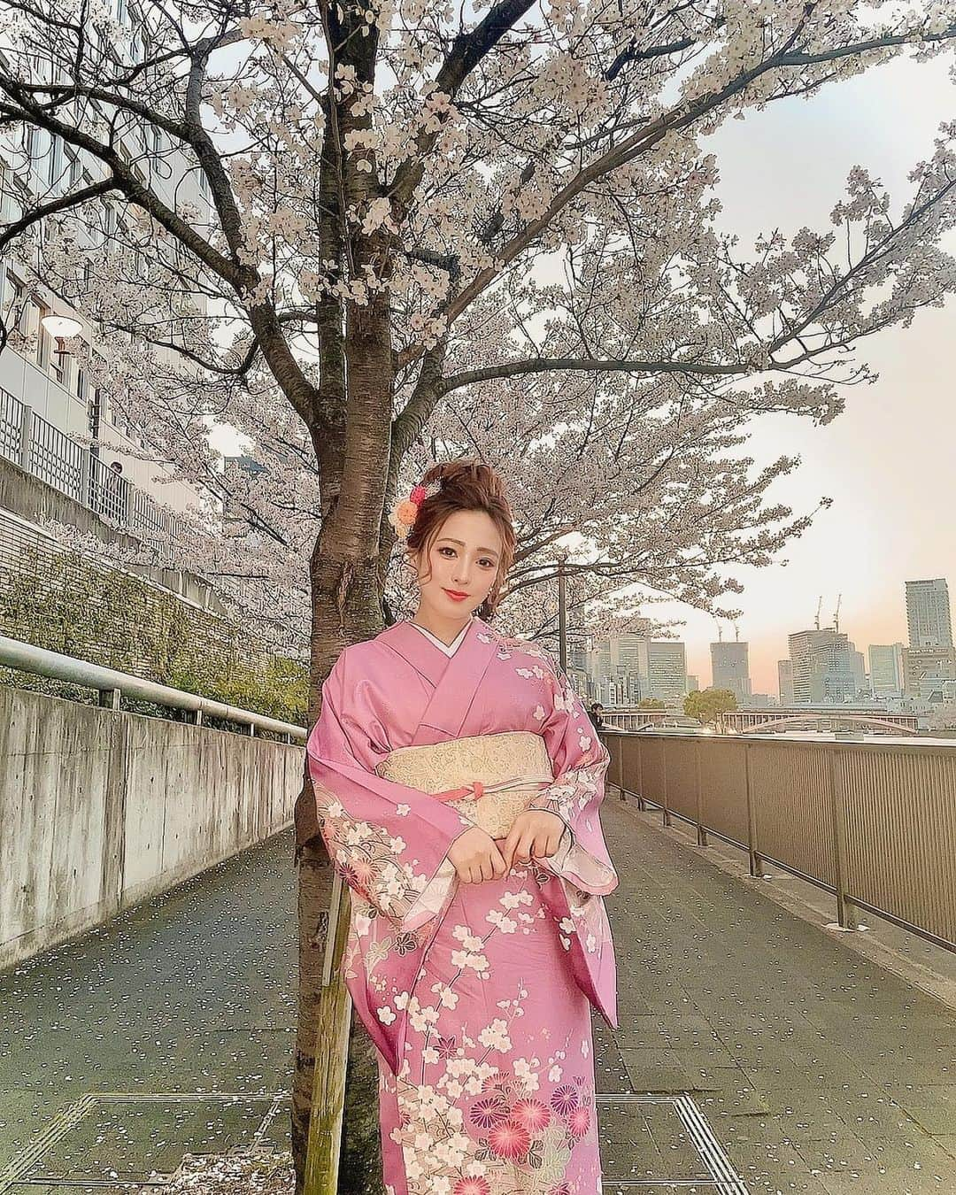 Fujikoのインスタグラム：「今年の桜は散るの早いね🌸  着物👘もたまにはプライベートで✨  #Fujiko#映活#桜#写真#花見#着物#和服#fashion#日本歌手#日本風景#大阪#osaka#popmusic #フォローしてね#ふじこ#フジコ」