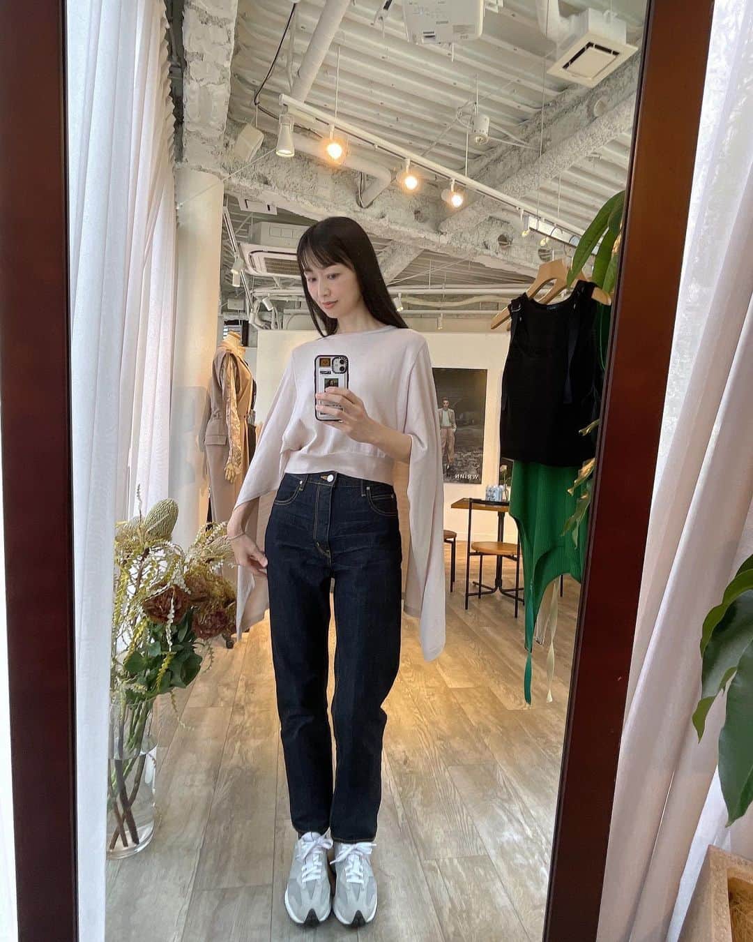 理絵のインスタグラム：「WRINN 2023 A/W展示会  1〜3枚目のバックケープニットに一目惚れ🤍  @naokotani___  いつもありがとう🫶🏻  #wrinn #展示会 #元宝塚 #宝塚og」