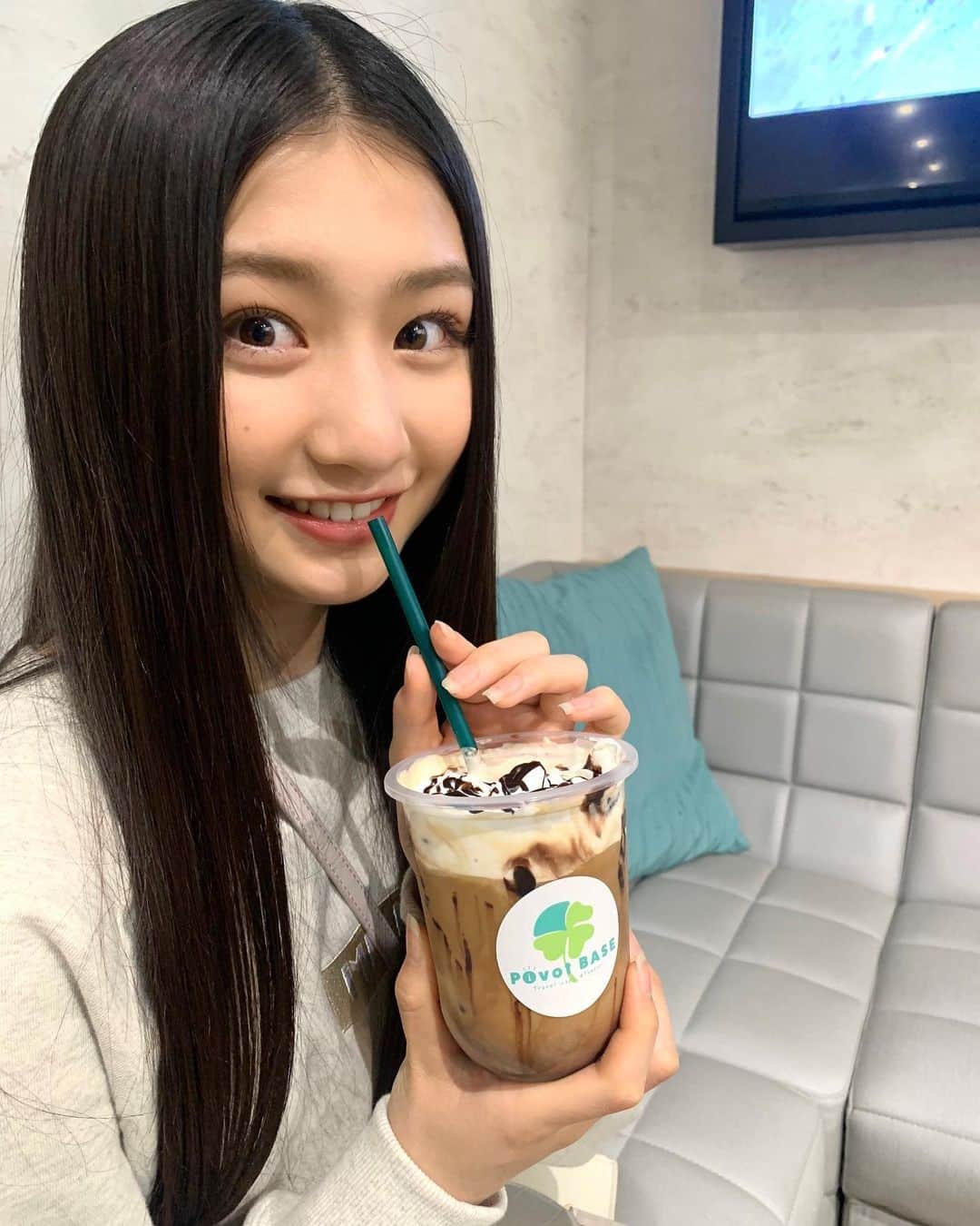 塩月希依音のインスタグラム：「𓍯 cafe time 𓍯  #カフェ#モカ#休憩#cafe #cafetime #pivotbase #jk#ljk #05#05년생 #05line」