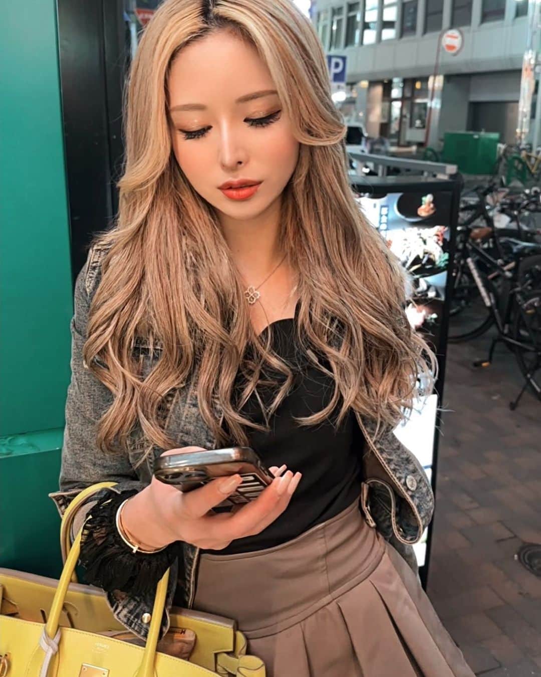 のインスタグラム：「. 不意の自分の顔が不貞腐れてて笑う。 . tiktok撮影中の俺どないな顔σ(・ω・。) . たまにはこーゆうOFF写メ📸」
