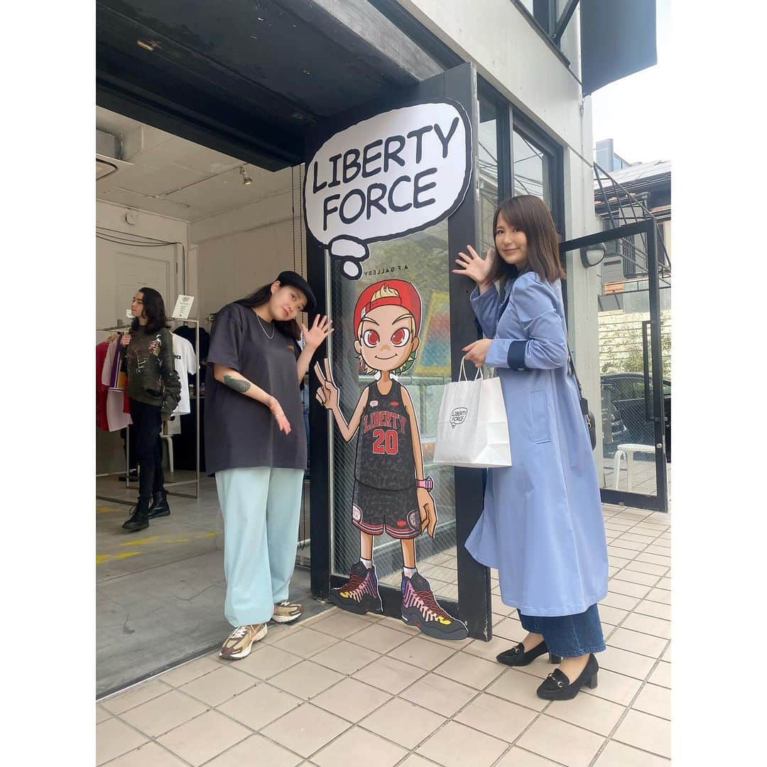 舘谷春香のインスタグラム：「みほと久しぶりの再会！！！  沖縄に住んでる友人の松本美穂ちゃんが、 働いてるお店が原宿でPOP UPするということで会いに行ってきました🏝🌟  私の青春YGA🫶 同い年で仲良くなって、 なんかだいぶ月日が経って、 久しぶりに会えました🌸 19会から33会へ！おそろしい！  Tシャツと琉球ガラスのグラス買った🌺！ ちょうどグラス探してたので良かった！Tシャツもかわいい🥹 また着て載せます🥹  明日までやっているそうなのでみなさまもぜひー！  買い物したらオリオンビールとスッパイマンもらえた🏝沖縄🏝  #LIBERTYFORCE #原宿 #popupshop #アソビシステム #青春のルミネtheよしもと」