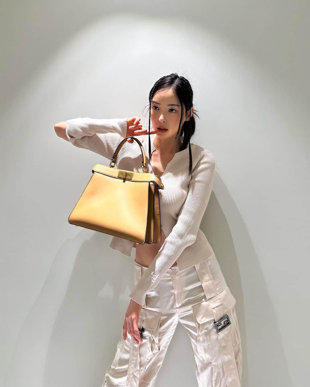イ・ダヒさんのインスタグラム写真 - (イ・ダヒInstagram)「Peeka chu💋  #ad #FendiSS23 #FendiPeekaboo」4月5日 14時47分 - dahee0315