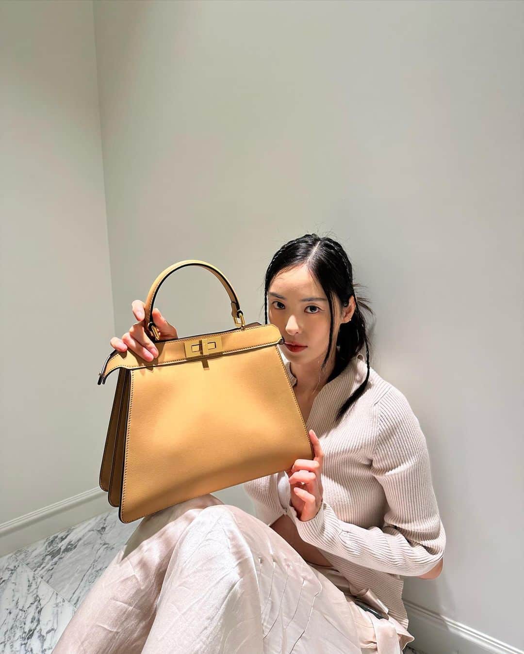 イ・ダヒさんのインスタグラム写真 - (イ・ダヒInstagram)「Peeka chu💋  #ad #FendiSS23 #FendiPeekaboo」4月5日 14時47分 - dahee0315