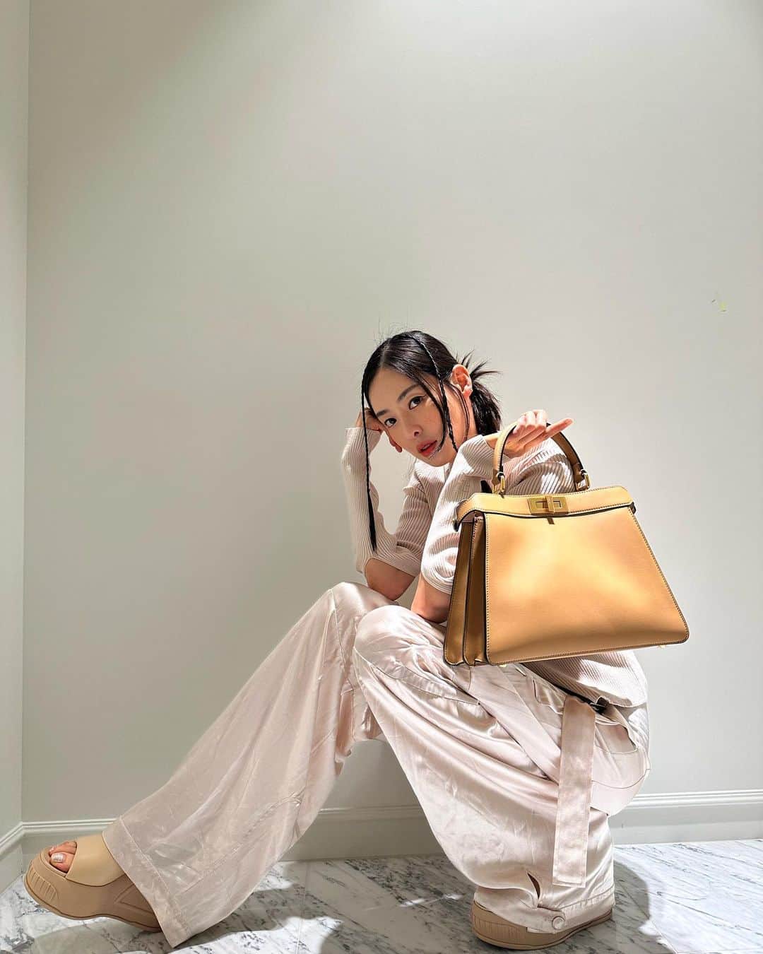 イ・ダヒさんのインスタグラム写真 - (イ・ダヒInstagram)「Peeka chu💋  #ad #FendiSS23 #FendiPeekaboo」4月5日 14時47分 - dahee0315