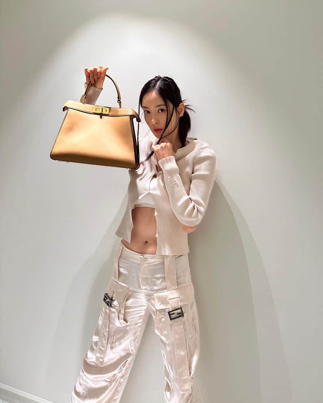 イ・ダヒさんのインスタグラム写真 - (イ・ダヒInstagram)「Peeka chu💋  #ad #FendiSS23 #FendiPeekaboo」4月5日 14時47分 - dahee0315