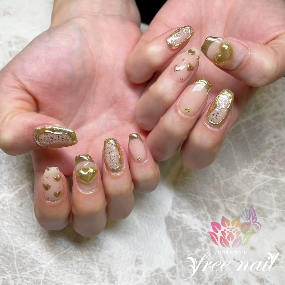 free nail フリーネイルのインスタグラム：「. お客様ネイル💅🏻🪷 . ミラーハートネイル⚜️💖 . ゴールドでゴージャスに⚜️💖 . ご来店ありがとうございました🙇🏻‍♀️🙇🏻‍♀️🙇🏻‍♀️💗 . #ネイルアート #ジェルネイル #ネイルサロン #大阪ネイルサロン #ネイルデザイン #ネイルチェンジ #ハートネイル #ミラーネイル #ぷっくりネイル #ミラーフレンチ #ゴールドネイル #ヌーディーネイル #デザインネイル #トレンドネイル #おしゃれネイル #大人ネイル #春ネイル #springnails #nailsart #nailsdid #美甲 #日式美甲 #日式美甲胶 #日本美甲师 #日本美甲老师 #美甲上课 #日本胶 #フリーネイル #freenail」