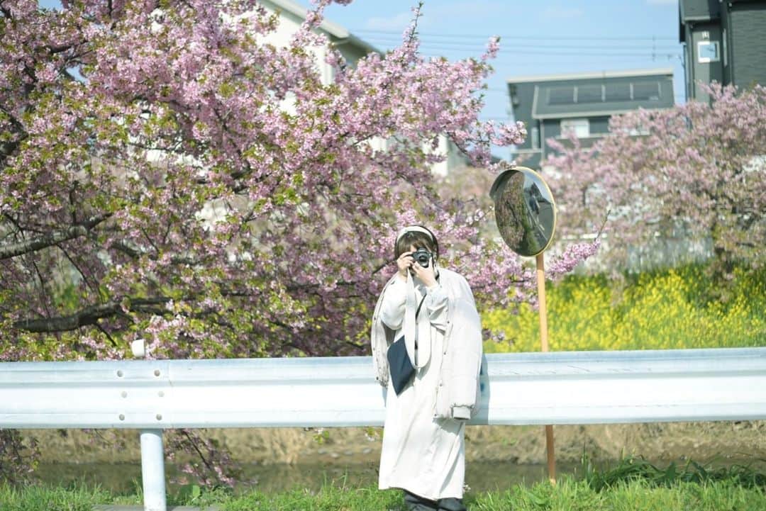 東京カメラガールズさんのインスタグラム写真 - (東京カメラガールズInstagram)「3/12(日) サポーターズメンバー @urara405 さん企画のイベント『一足お先に♪桜撮影会』が埼玉県で開催されました。  久喜市の青毛堀川近くをゆるりと散歩しながら、河津桜の撮影を楽しんだようです🌸 @urara405 さんおすすめの河津桜と菜の花のコラボスポットも巡ったり、 マカロンやカメラなど可愛い小物を使っての撮影もとっても楽しそう！ 皆で撮影すると色々なアイデアが生まれて撮影がさらに楽しくなりますね。  「皆さんそれぞれ撮影に使いたい小道具を持ってきてくれて、面白い写真が撮れたと思います✨」 「素敵な撮影スポットを教えてもらえて嬉しかったです。1人では訪れることが出来なかったので、貴重な機会をありがとうございました✨」 と嬉しい声が沢山届いています。  サポーターズイベントではメンバーが企画を一から全て考えています🎵  全国各地で沢山のイベントを企画中！ ぜひプロフィール欄のカメラガールズ公式WEBサイトからぜひチェックしてみてくださいね😊  初めての方も大歓迎✨ ご参加お待ちしております📷💕  ///////////////////////////////////////////  現在12,000人のカメラ女子が 活動しているカメラガールズ。 ”一緒に参加して楽しめる” そんなコミュニティメディアです。  ▼ご興味があれば camell(カメル)WEBサイトから無料登録をお願いします😊  #カメル #camell #camelltown #カメラ女子 #ファインダー越しの私の世界 #カメル会報誌 #サポーターズレポート #埼玉 #青毛堀川 #河津桜 #菜の花」4月5日 14時45分 - tokyocameragirls