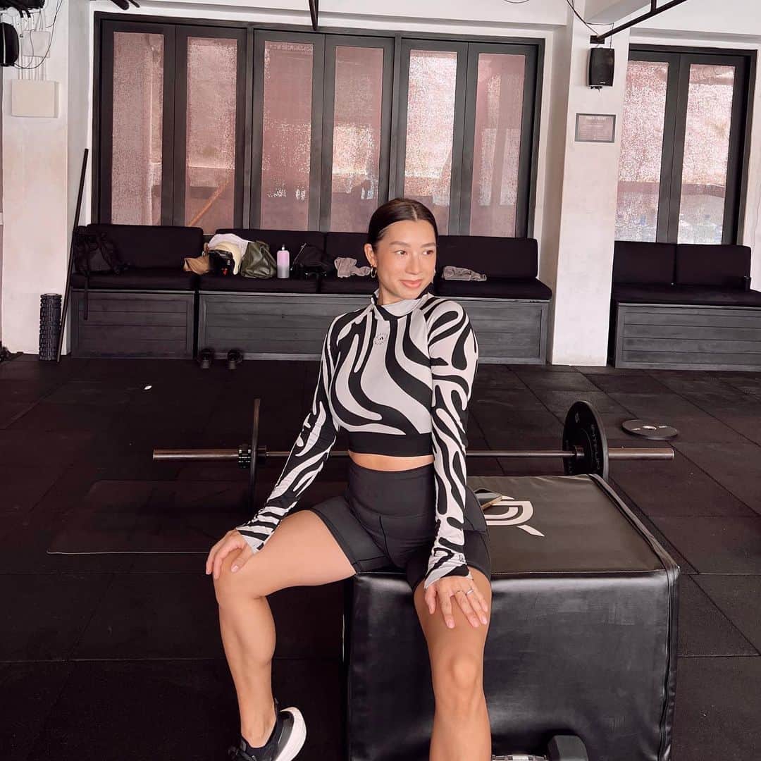 Jennifer Bachdimのインスタグラム：「So happy to be back in the gym 💪🏽🔥 #7weekspostpartum and I’m feeling good!!! Getting a workout done feels so amazing, I’m 100% tired and exhausted but I won’t skip my workout because it gives me that extra energy and power to juggle my life with 4 children 🥹 #Momlife #fitmom #JenniferBachdim」