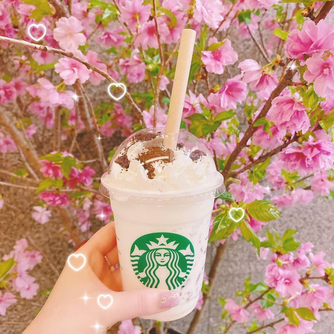 伊藤芽衣のインスタグラム：「さいきんは 店舗にいる時間よりも、 ⁡ 事務所作業や 打ち合わせなどが 多いので、 ⁡ 甘いものを 無限に食べてしまう…🤔！ ⁡ 会議のおともは いつもスタバです♡ ⁡ #スヌーピーバニラクリームフラペチーノwithクラッシュクッキー ⁡ #新作フラペチーノ #スターバックス #スタバ  #スタバ大好き #スタバラ部　 #スタバ女子」