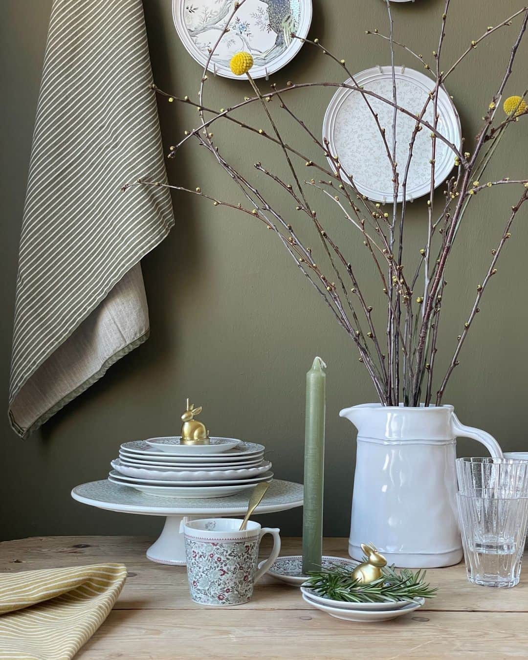 ローラアシュレイのインスタグラム：「Get ready to host this year's Easter festivities.⁣ ⁣ Create a beautifully set table with our range of stunning dinnerware and kitchen textiles adorned by iconic prints from the Laura Ashley archive.⁣ ⁣ Now available on lauraashley.com and @nextofficial」