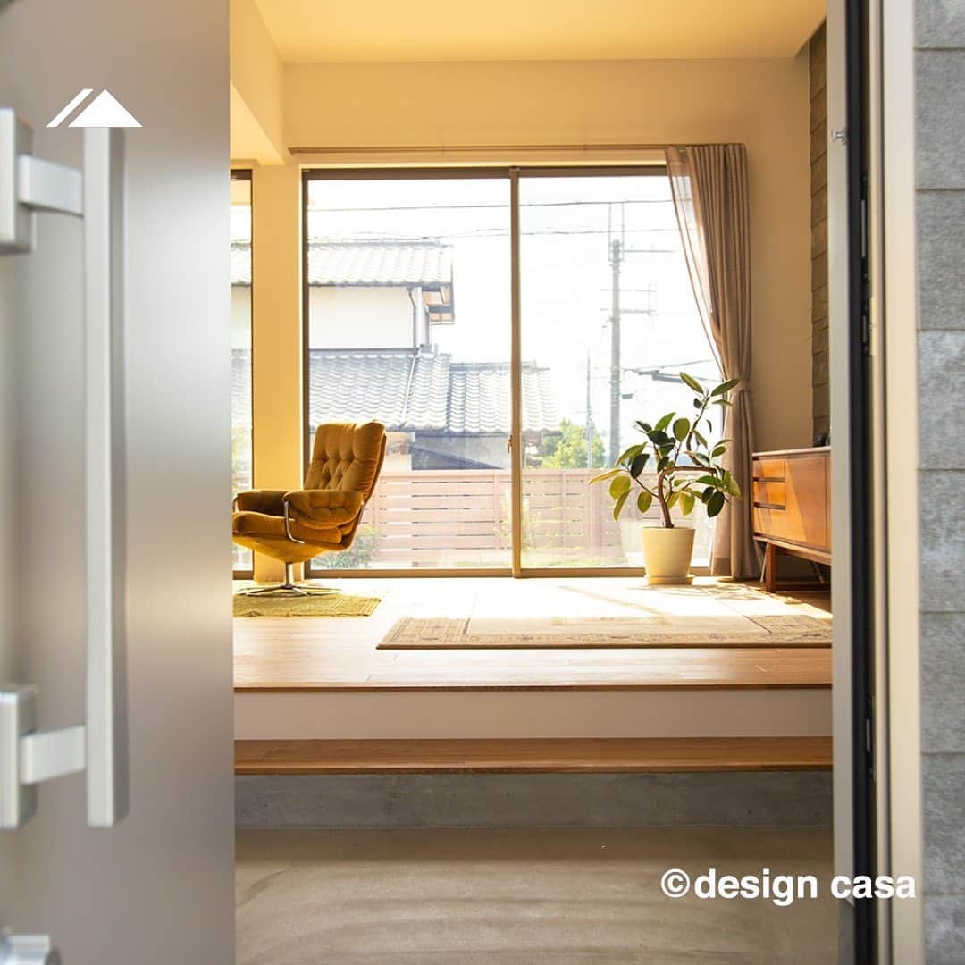 ONLY ONE HOUSE 株式会社 新谷組のインスタグラム：「* 　select from／Haus -ハウス- 【自由設計  design casa 】  玄関は通常LDKと区切るところをオープンな空間に。  DIY好きの奥さまが作業ができ お子さまが縄跳びや工作が出来る 自由度の高さが魅力です。  また、共にLDKと床高を変えることで 同じ空間でありながら スペースに用途をもたらしてくれます。  -------------------------------------- more photos...▷▷ @lidgehaus  follow me🕊 --------------------------------------  私たち#リッジハウス の目指すべき姿。 それは、「住まいの創造を通して 幸せな家族の未来を創出する」こと。  家を手に入れた満足よりも、 住んでからの満足を永続的に味わう。  そのために何気ない日常に 幸せを感じられる、 “あなたらしさ”を大切にした #家づくり のお手伝いをしたい。  そんな想いから #LIDGEHAUS は誕生しました🌱  Life is Designed General Enjoyment. ー 幸せは、いつも 何気ない日常にある。ー  #工務店 #新築 #一戸建て #マイホーム #マイホーム計画 #注文住宅 #デザイン住宅 #おおい町 #舞鶴市 #高浜町 #小浜市 #敦賀市 #若狭町 #美浜町 #嶺南 #土間スペース #LDK #玄関すぐリビング  #スキップフロア」