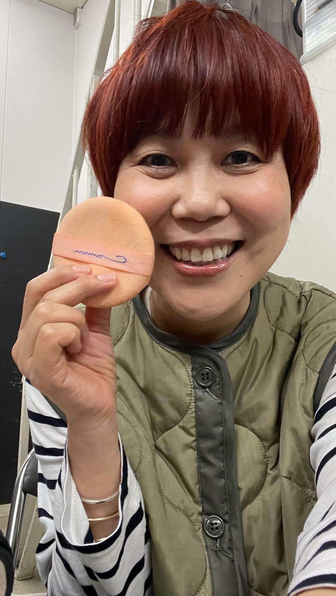 のインスタグラム：「毎日BEAUTY LIVE  2023/4/5  毎日Beauty Live 😃💕  今日のお題《"梅"から"竹"へリタッチメイク》  撮影終わりのわたしのアー写撮影📸  仕事の時は"梅"メイクだったのをリタッチして撮影OKの"竹"メイクに😉  #エバーソフトスポンジパフ  #ポーラBAセラムクッションファンデーション  #ジバンシィプリズムリーブルスキンケアリングコレクター #ウズアイオープニングライナー　ダークグレー、パステルグリーン #ディーアップスーパーフィットジェルライナー　bk #マキアージュドラマテックエッセンスマスカラ(ロング&カール) #ビーアイドルつやぷるリップ　01  #毎日ビューティライブ  #山本浩未 #ヤマモトヒロミ #メイクの白黒赤 #ちょっとの手間できれいが違う #おとな美容 #きれいは力  #きれいに終わりはない #たるみはメイクでなくせます #女性自身 joseijisin」