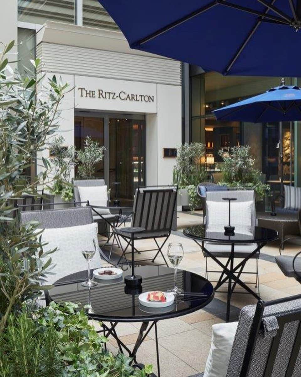 The Ritz-Carlton, Tokyoのインスタグラム：「春のあたたかさが気持ちの良い季節になってまいりました。晴れた日には、ザ・リッツ・カールトン カフェ＆デリのケーキを風が心地よく吹く#テラス席 で召し上がってみてはいかがですか？  Soak up the sunshine and savor a taste of spring with our seasonal petit gateaux on the outdoor terrace of The Ritz-Carlton Café & Deli. #RitzCarltonTokyo #RCMemories」