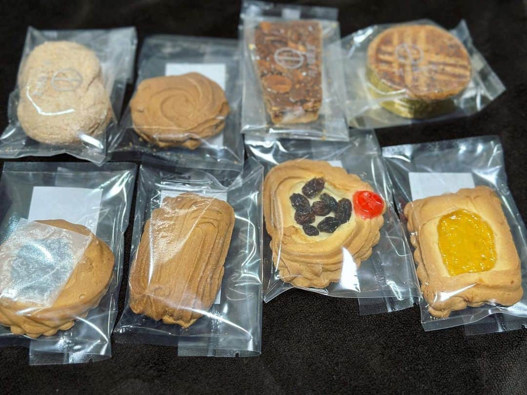 ハチミツ二郎さんのインスタグラム写真 - (ハチミツ二郎Instagram)「京都在住の美味しいもの仲間のナホちゃんが退院祝いに村上開新堂のクッキーを送ってくれました。ここの焼き菓子大好き。 缶の詰め合わせだとなんと予約1年待ちとのこと。 同時に1ヶ月以上留守番頑張った娘にもカールのチーズあじをひと箱送ってくれました。 すぐにカール食べるかと思ったら同封されていたチップ&デールのぬいぐるみを持って自分の部屋に行きました。 ナホちゃんおおきに。どすえ。  #村上開新堂  #cookie #カール」4月5日 15時11分 - jirohachimitsu