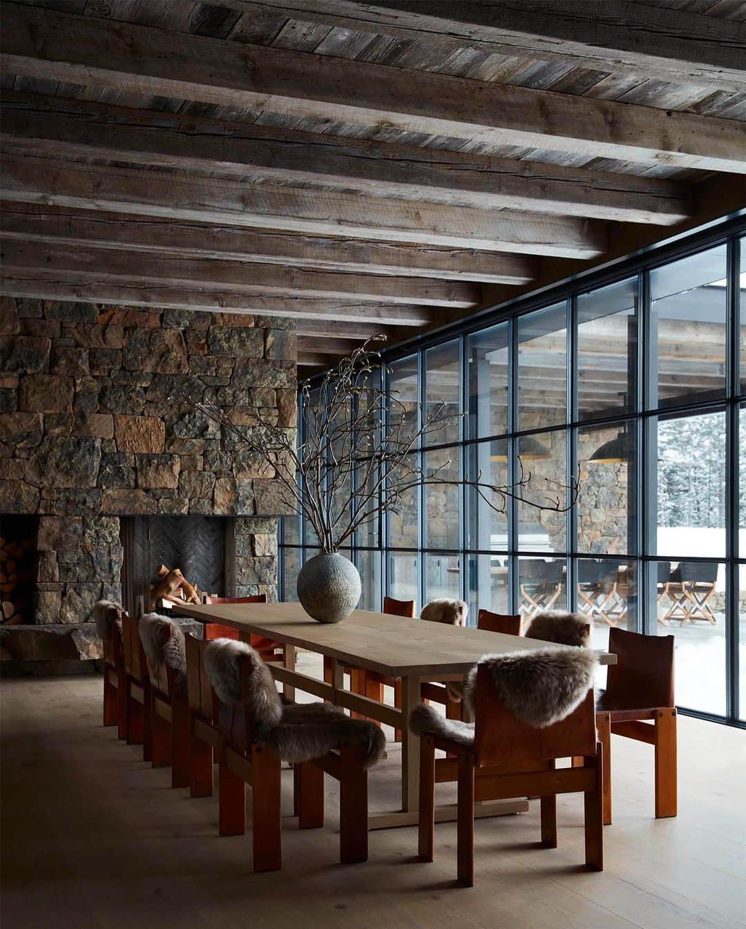 The Cool Hunterさんのインスタグラム写真 - (The Cool HunterInstagram)「Located about an hour’s drive from the western entrance to the Yellowstone National Park, the recreational residence of a young family of six is a modern mountain retreat. It is a luxurious mix of reclaimed wood, tall windows and fabulous art and yet, it is also clearly a family home with surprisingly intimate spaces. View more on thecoolhunter.net #swipeleft」4月5日 15時22分 - thecoolhunter_