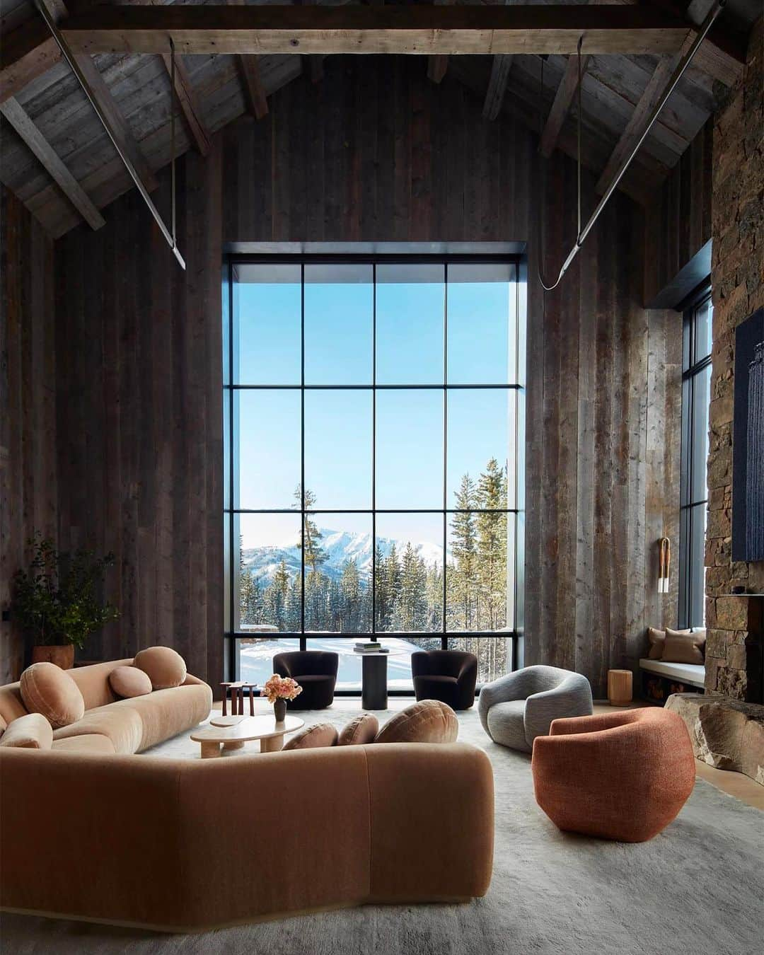 The Cool Hunterのインスタグラム：「Located about an hour’s drive from the western entrance to the Yellowstone National Park, the recreational residence of a young family of six is a modern mountain retreat. It is a luxurious mix of reclaimed wood, tall windows and fabulous art and yet, it is also clearly a family home with surprisingly intimate spaces. View more on thecoolhunter.net #swipeleft」