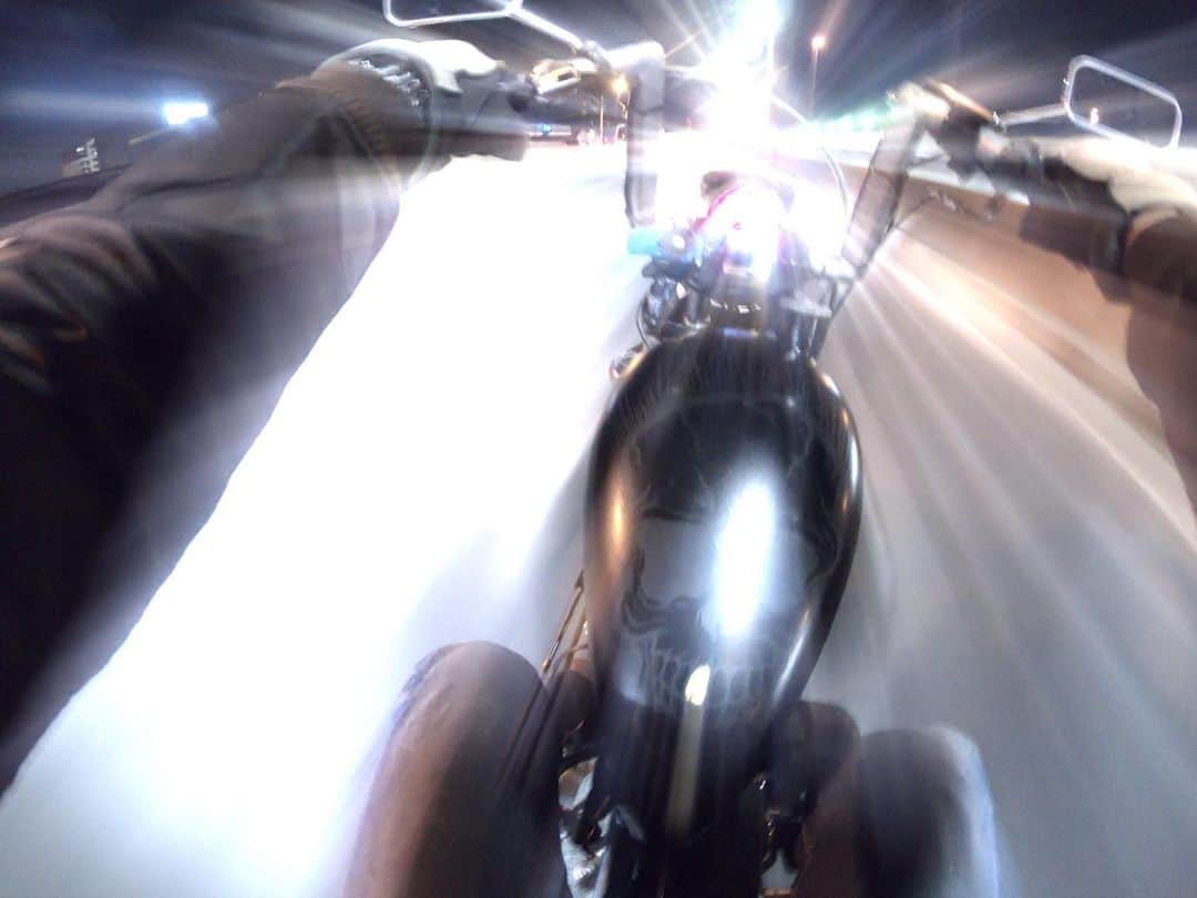 のインスタグラム：「ナイトラン💨  #harleydavidson #チョッパー」