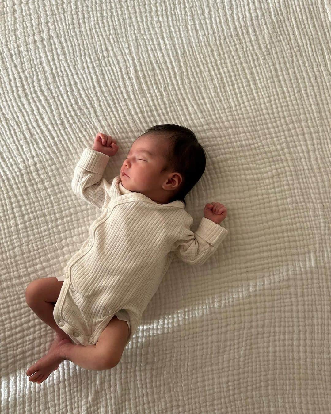 HARUEのインスタグラム：「ふにゃふにゃ新生児🐣  １０ヶ月間お腹にいたのはあなただったのね🤍  柔らかくてふわふわ。いい香り。  今だけのこのサイズ感たまらない〜、、😮‍💨🤍  #生後13日目 #新生児」