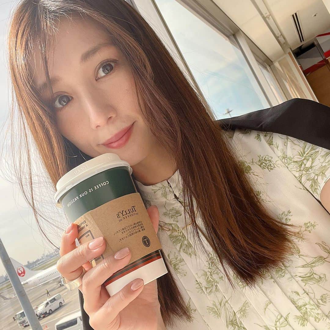 広瀬未花のインスタグラム：「本日は...  19:00〜 @bonaventura.official  アカウトより　インスタライブを致します✨  福岡大名ガーデンシティー内に 4/6(木)明日オープンの新店舗から お届けしますよ😊  是非、ご覧くださいね❤️  ボナベンチュラのEMMA BAGと共に福岡へgo✈️  #ボナベンチュラライブまえのゲリラライブを ご視聴頂いた皆様、ありがとうございました😆」