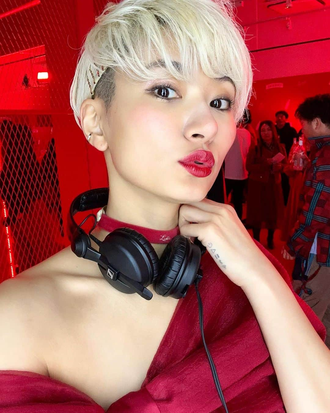 中川友里さんのインスタグラム写真 - (中川友里Instagram)「@smirnoff_jp Red Box #スミノフナイト❣️ でDJさせていただきました🌹  会場のフロアも照明もケータリングもフォトブースもスタッフさんもみんなRed!  のこだわり資料を事前に拝見して、  DJたるや 私もRedに！と 赤いdressと、  音源digってタイトルかアーティスト名か歌詞にRedの入ってる楽曲のみを用意してDJさせていただきました🫶❣️  クライアントさんの期待を超えてくのがモットー🫶✨日々の積み重ねが大事ですね🫶❣️  ドレスはリボン🎀を纏ったようなマーメイドラインのドレス🌹  #dj #tokyo #shibuya」4月5日 15時29分 - darayunya