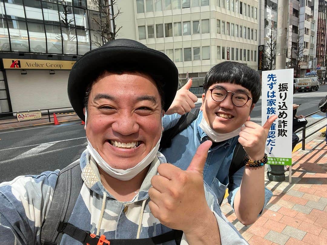 与座よしあきのインスタグラム：「今日は久々の[何でも一緒に考える] 今回はメガネロック大屋くん!  1人コントネタを考える!でした!  2人でうふふしながら考えました! そして大屋くん主催のライブでやるお題ネタのお題も考えました!  一体どんなお題になってるのか!そして面白ネタは面白いのか!  皆さんぜひライブ見に行ってみてくださーい！」