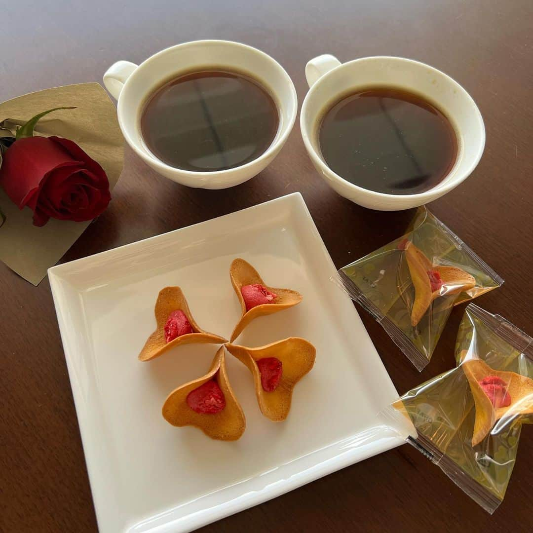 ARAKAWAMEIのインスタグラム：「. . 私の大好きなお菓子たち🍓🤍 . 期間限定のベリーベリーを 家族のお土産に…☕️ . 見た目が可愛すぎるのはもちろん 味もめっちゃ美味しいので 横浜旅行に来た人とかお土産に買ってかえると 絶対喜ばれるはず🎁🌹 .  PR @kineel_kyoto  #KINEEL横浜高島屋店 #横浜スイーツ #お取り寄せお菓子 #京都洋菓子 #手土産ギフト #KINEEL」