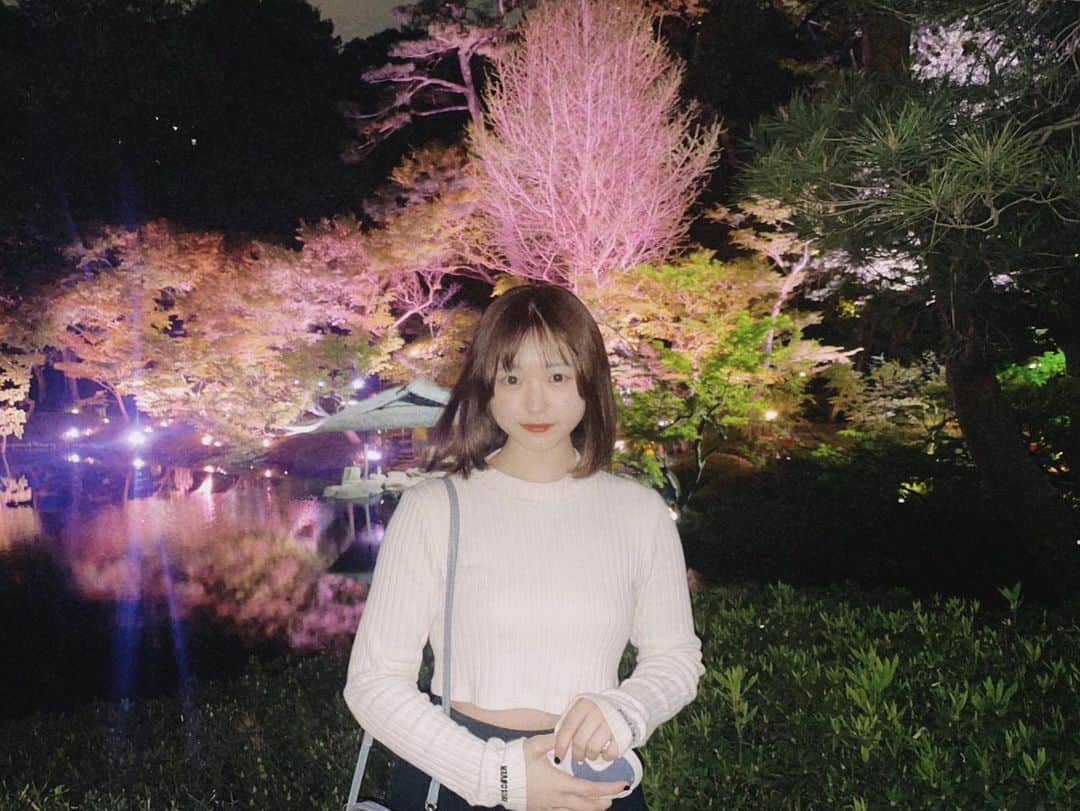 のインスタグラム：「夜桜綺麗だったなあ…。  4月に入って私も新しいことをいくつか始めました🙌🏻 今日はそのうちのひとつの1歩目って感じです笑🌸  新年度？だから、新しい場所に踏み込むコたくさんいると思う!!  それってすごく怖いし不安なことなんだけど、ちゃんときらっきらな未来創造して一緒にがんばろう.♡  みんなも桜ちっちゃう前にお花見するんだぞー！」