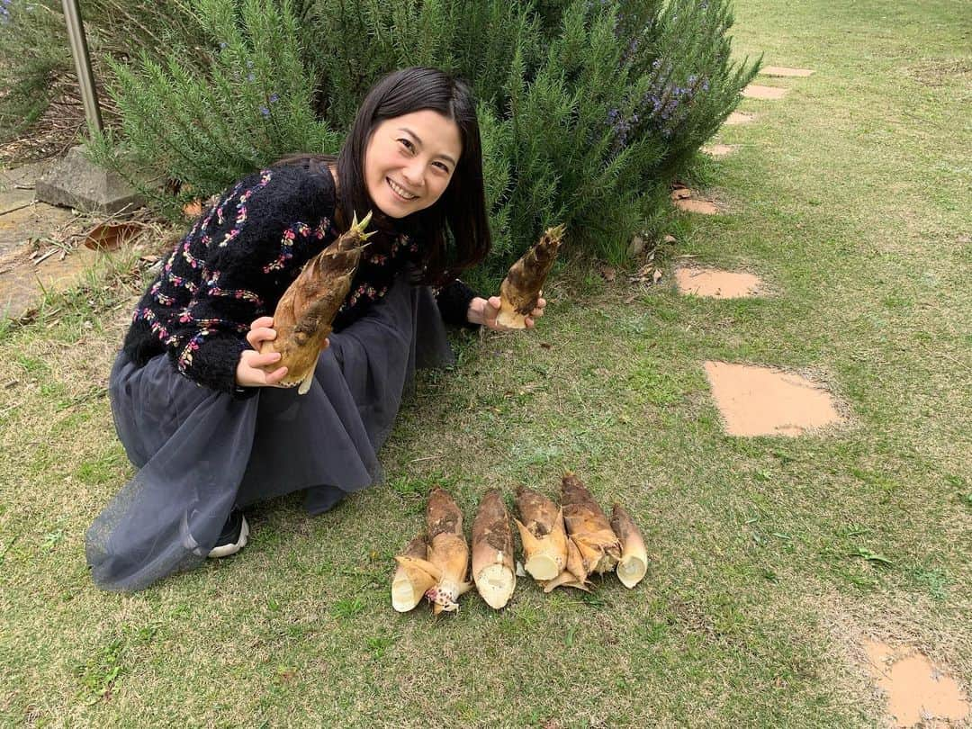 七瀬遥のインスタグラム：「はじめての  筍掘り🎍  楽しかった〜😁  採れたては  やっぱり美味しい😋💖  #筍掘り#竹の子堀り#竹林#庭#旬#採れたて#美味しい#happy #healthy#delicious #day#life#smile#fun#love#model#good#friend#family#happiness#good#tokyo#japan」