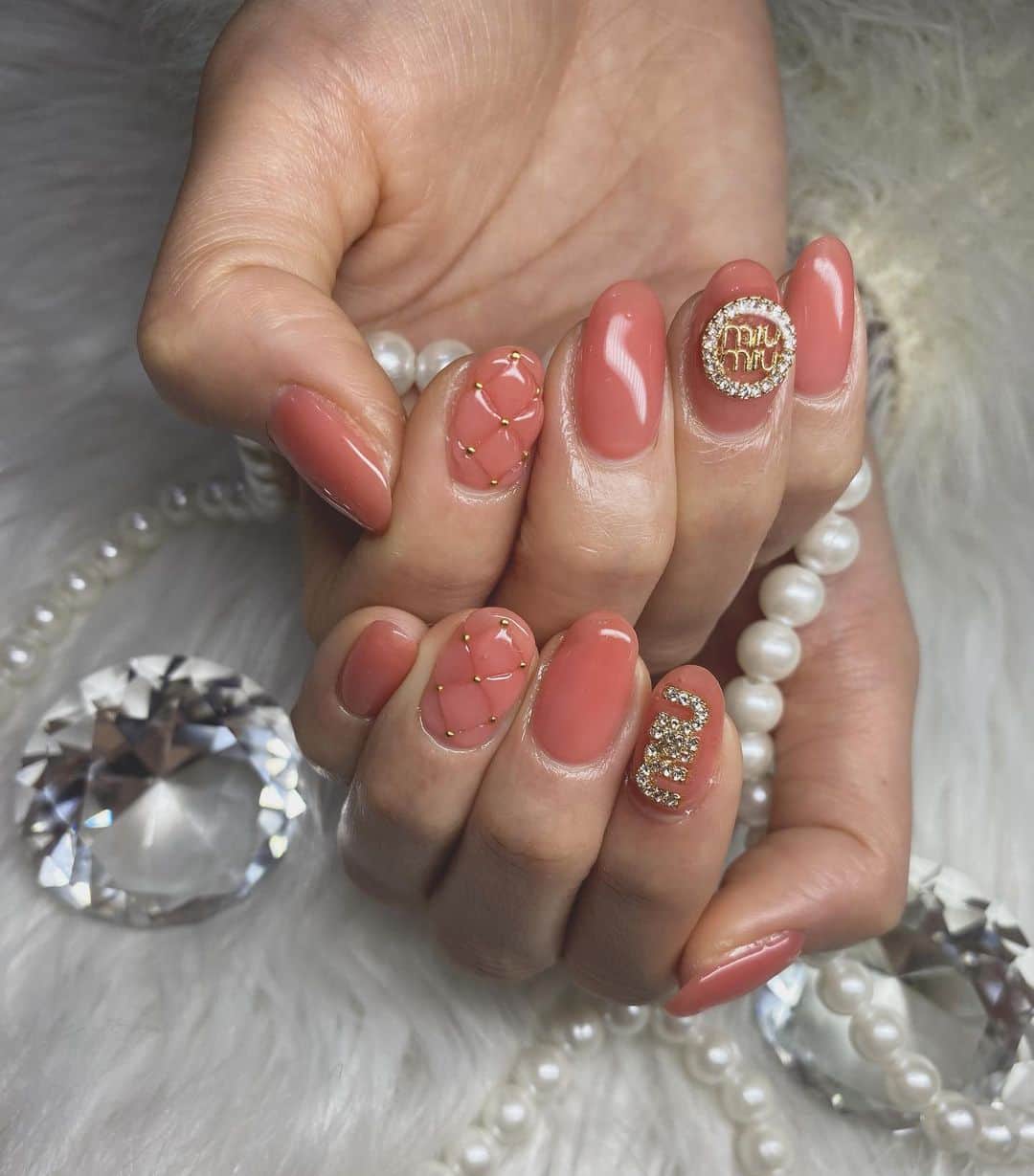 加美杏奈のインスタグラム：「・ New Nail💅  とっても久しぶりのショートネイル⟡.·*. miumiuパーツなんてキャラじゃないけど 可愛くて付けちゃった🫣  @yudia_neon はブランドパーツ豊富でいつも迷っちゃう🥺🤍  今回の担当は @nail_.kyoka さん🎀」
