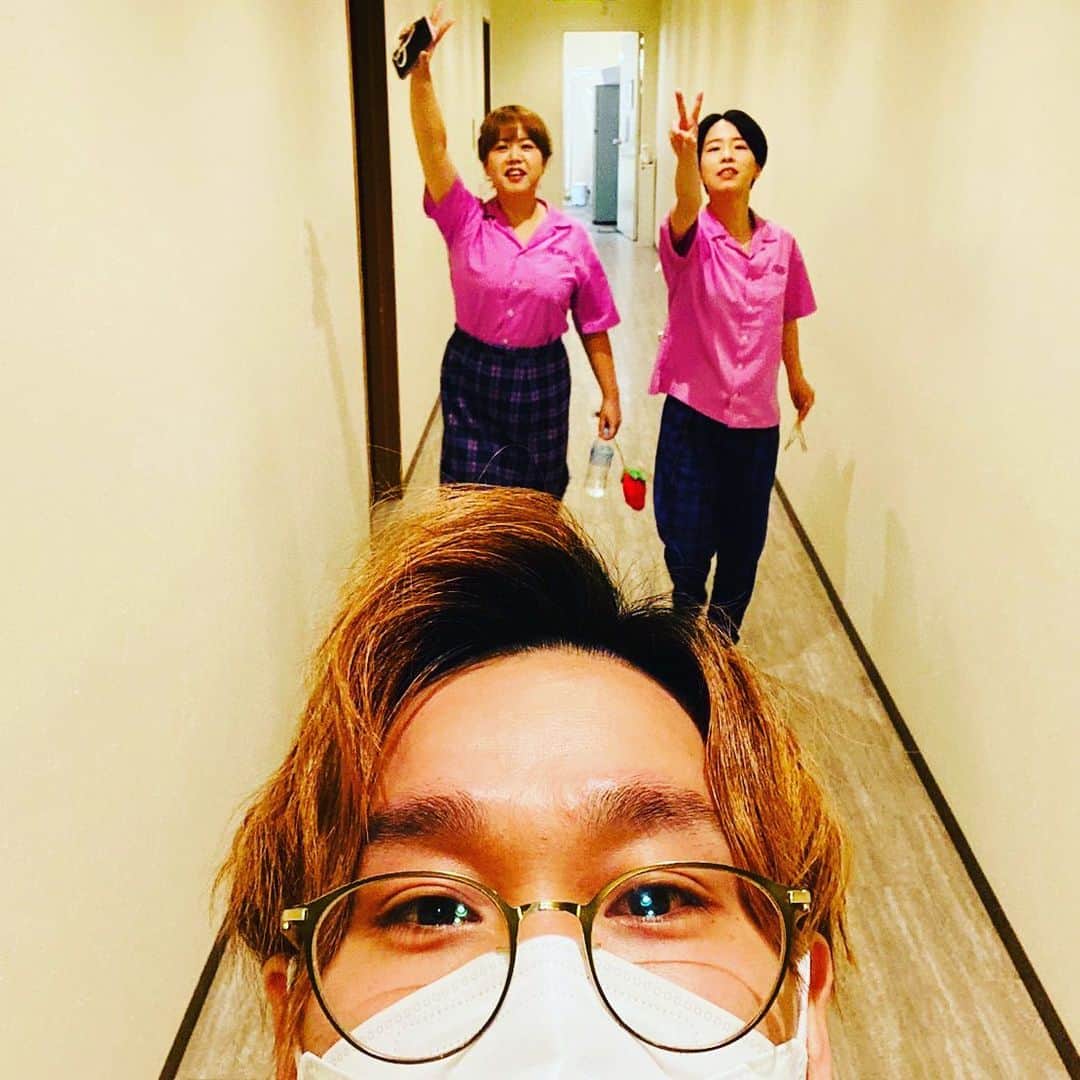 のインスタグラム：「NGKの長廊下❣️ 撮影:相乗効果かんさい☄️  #天才ピアニスト #相乗効果かんさい #同期 #なんばグランド花月」