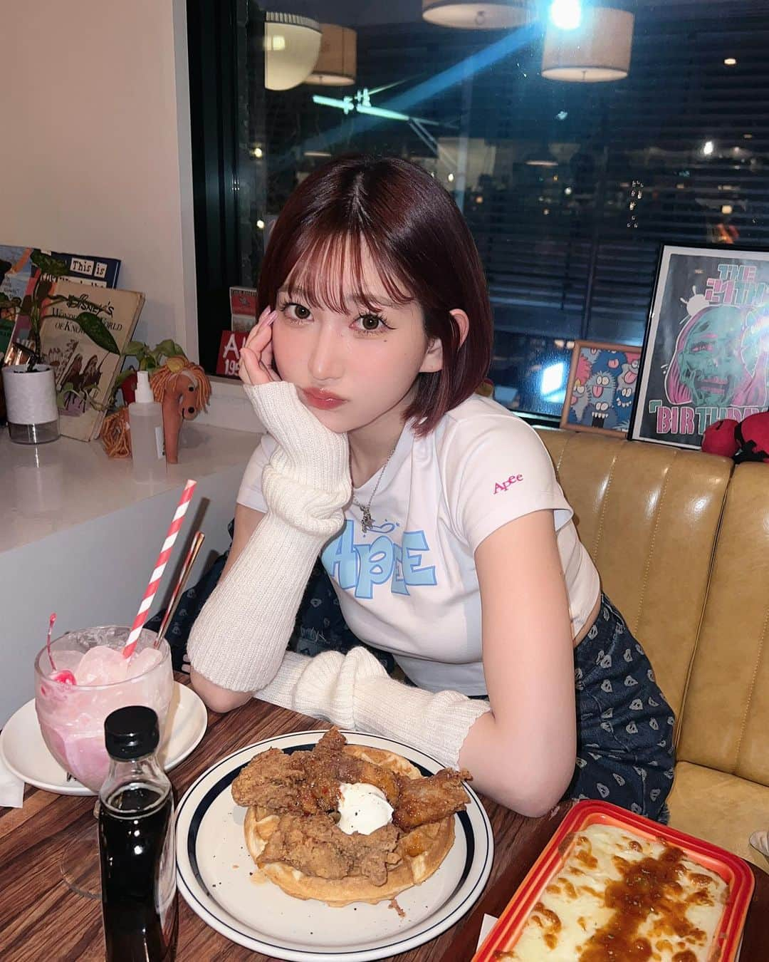 月城まゆのインスタグラム：「念願すぎたわっふるちきん💖 カロリー爆弾すぎたけど めちゃくちゃおいしかった もう大好きすぎる はやくいきたい😪😪😪  まゆが何にでもはちみつをかけて食べるようになったきっかけが たまたまケンタッキーのチキンにスコーンのメープルシロップがついてそれを食べた時の衝撃からだったから、チキンとメープルはまじで最強なのよ👶  #mojainthehouse #ワッフルチキン #wafflechicken #apee #ape #bape #gal #y2k #japanesegirl #shibuya」