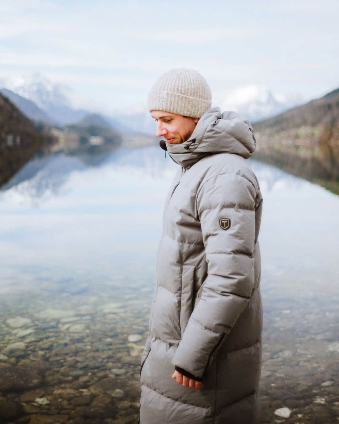 テンソンのインスタグラム：「Epic outdoor imagery! Beautiful and mirrorlike lake with the Austrian alps as backdrop. Our friend @karl_steinegger rocking our warm and cosy Tenzing coat.⁠ ⁠ #tenson1951 #theswedishoutdoorbrand」