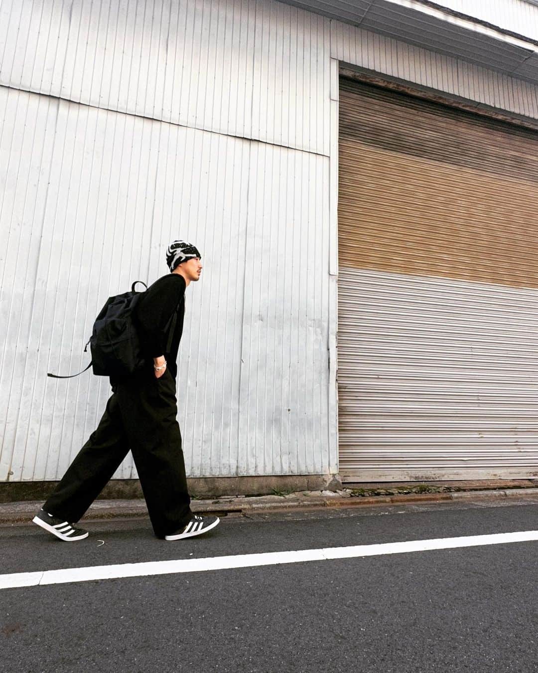 のインスタグラム：「これは数日前の中目黒。  桜もあっという間でしたね。  桜の開花を全身で表現してみました。　  T shirt:blurhms pants:RAKINES  #eyevan7285 #arcteryx #blurhms #RAKINES」