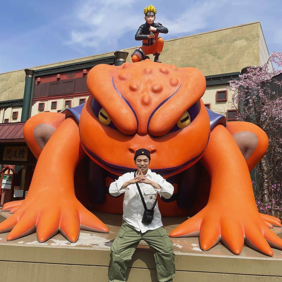 おしらのインスタグラム：「🍥 富士急ハイランドに来たけどFUJIYAMAと高飛車乗ったらライフがゼロになりまして、NARUTOコーナーでお茶を濁してました。  綱手に右腕折られたし、我愛羅は塩対応だったので今後推せません(推します)  ありがとうございました🫶」