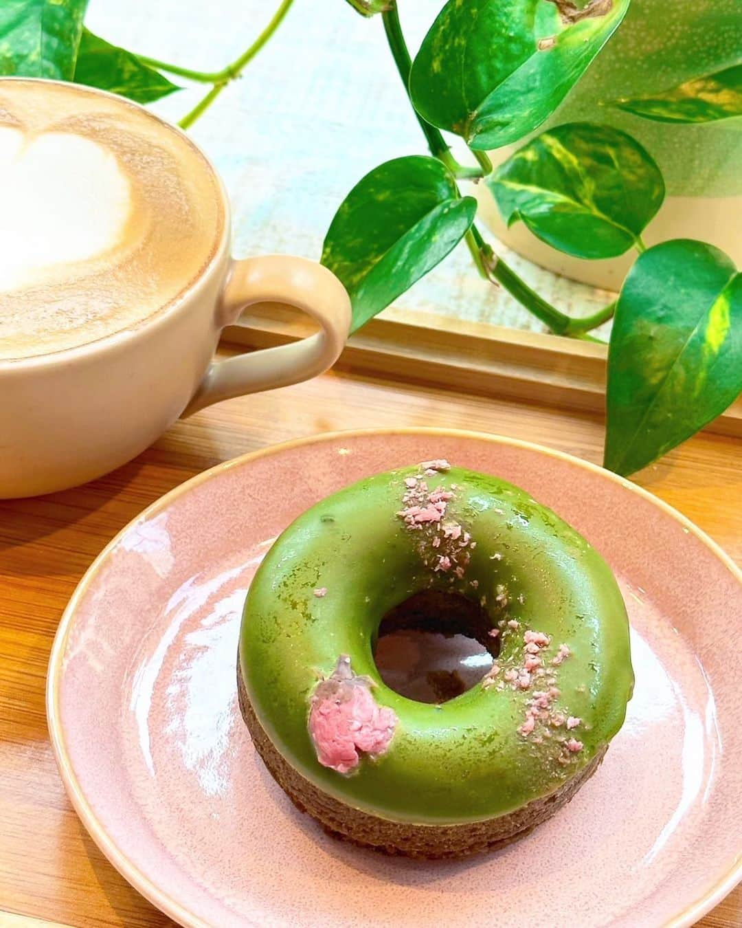 G.L.Bさんのインスタグラム写真 - (G.L.BInstagram)「. . 期間限定 ビーガンドーナツ🍩  『桜餅GREEN』  ✳︎動物性食品不使用 ✳︎小麦粉不使用 ✳︎白砂糖不使用 ✳︎日本の発酵食品使用  栄養素の高いひよこ豆や玄米粉などの食材を使用し、 油で揚げず、焼き蒸し製法で 仕上げたフワもち食感❤️❤️！  春限定🌼のドーナツです☺️ なくなり次第終了となりますので この機会にお早めにお召し上がり下さいっ❣️❣️  店内はもちろん、テイクアウトも可能です☺️  #ビーガンドーナツ #ビーガンスイーツ #ビーガンカフェ  #春限定 #桜餅ドーナツ  #大阪カフェ #北堀江カフェ #堀江カフェ」4月5日 16時15分 - g.l.b_choppedsalad