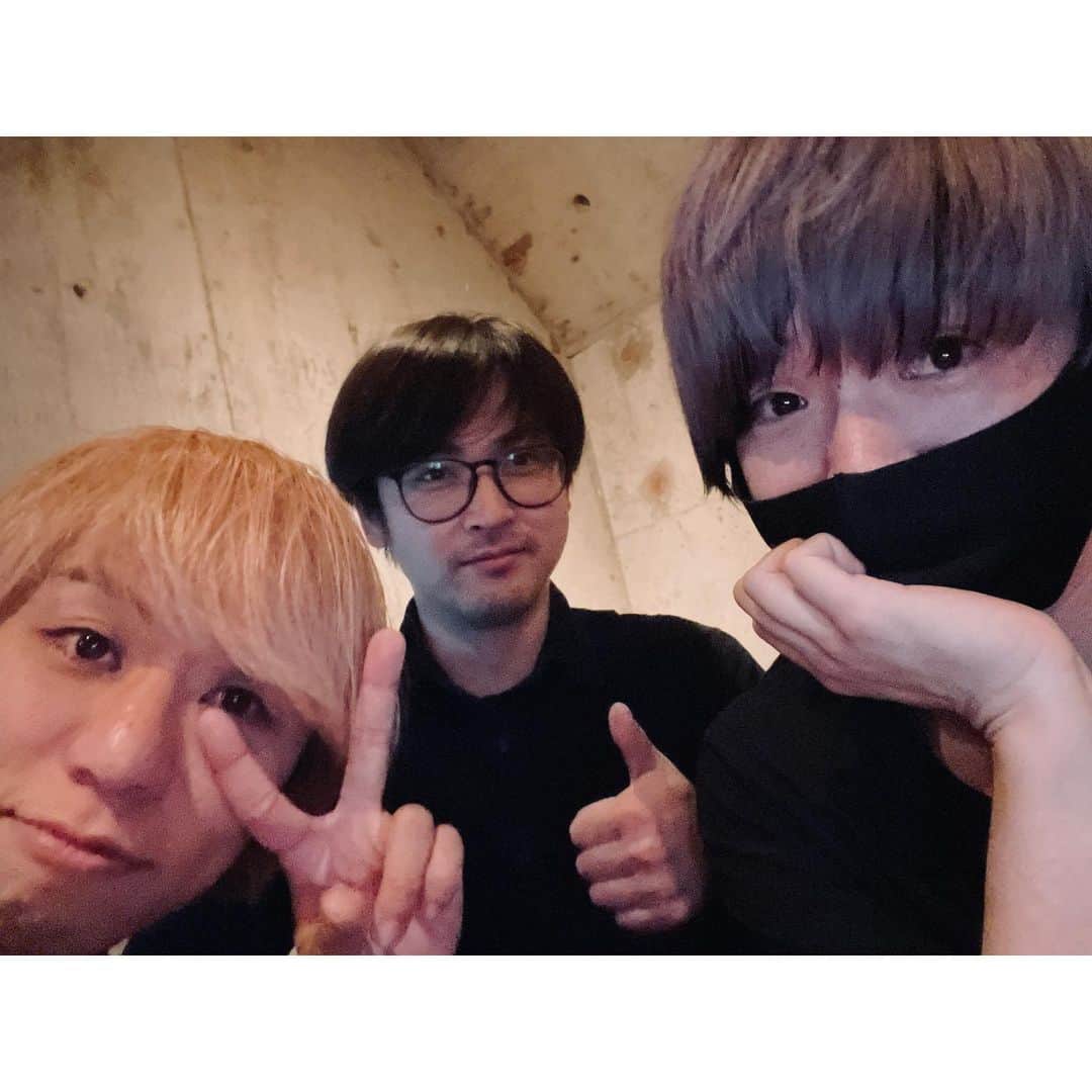 飯田瑞規のインスタグラム：「.  先日一緒に少し飲んだ。 ドイツから帰国してる一太と、義勝。 もう二人とは長い付き合いだ いい夜でした。  @itta_nakamura  @yoshikatsushuto」