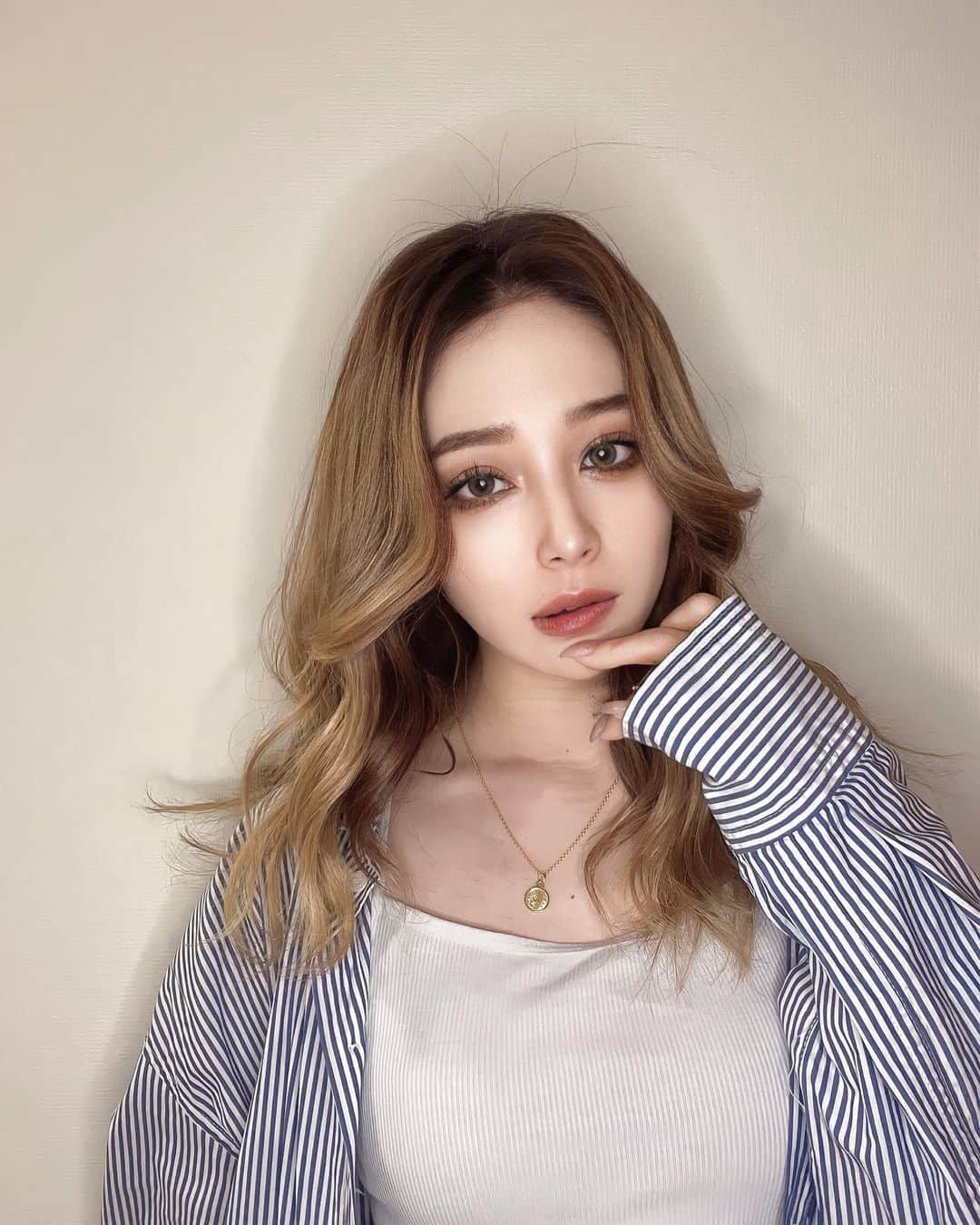 谷口美咲のインスタグラム：「. 髪また暗くしたい衝動に駆られて来た😧 ※アホ毛には触れないでください。 . #selfie #アホ毛ぱやぱや #髪色常に迷走」