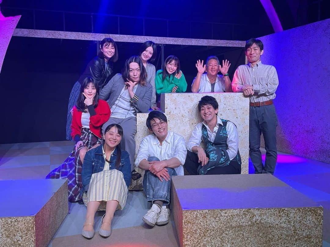 渋谷飛鳥のインスタグラム：「#ザーッと降ってからりと晴れて   無事に千秋楽を迎えることができました！！  たくさんの方にご来場いただき なんと後半は完売！ どひゃぁぁ。 来てくださった皆様 応援してくださった皆様 予定をチェックしてくださった皆様 本当にありがとうございました！！  千秋楽の挨拶でも少し話させていただきましたが どんなに面白い舞台だとおもっていても 最高のものを作れた自信があったとしても 観に来てくださる方がいなければ 私達は舞台に立つことすらできません。 スタートラインに立つことすらできないのです。  満席の舞台に居られる幸せを感じさせてくださって ありがとうございました！  笑い声、鼻を啜る音、大きな拍手に包まれていました。 来てくれた友人達はみんなテンション高く 「おもしろかった！やばかった！！！」 と感想をくれました。 こんな舞台なかなかできないなぁ。  素敵な座組に参加できて とってもとっても嬉しかったです🥰  #秦組　#建」