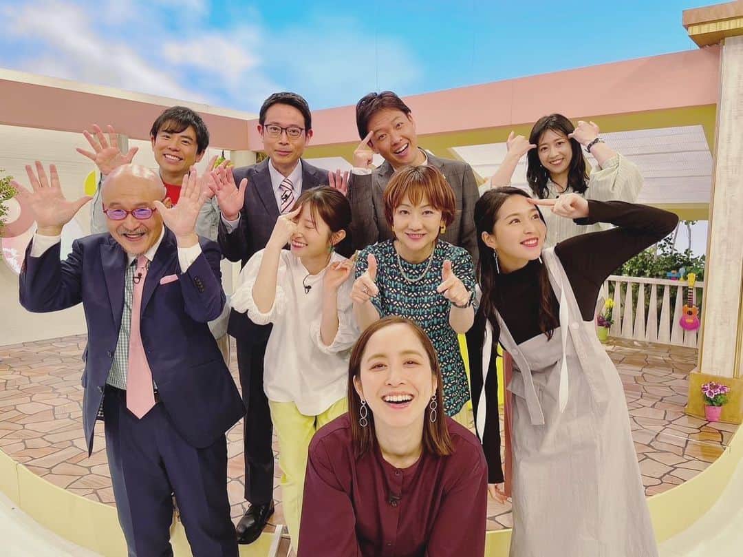 武田訓佳さんのインスタグラム写真 - (武田訓佳Instagram)「💍 ・ 久しぶりのすまたんスタジオでした🤍 VTRも含めると2日連続🐣🌸 ・ ・ ありがとうございました🤍🕊 ・ ・ ・ #たけだのおしごと #すまたん #すまたんzip #ytv #生放送 #少子化問題 #結婚減 #自然な出会い #とは #記念の集合写真 #前ひとり #そわそわ #と思ったら #デコいじられてた #🙈 #🤍」4月5日 16時13分 - kunika0117