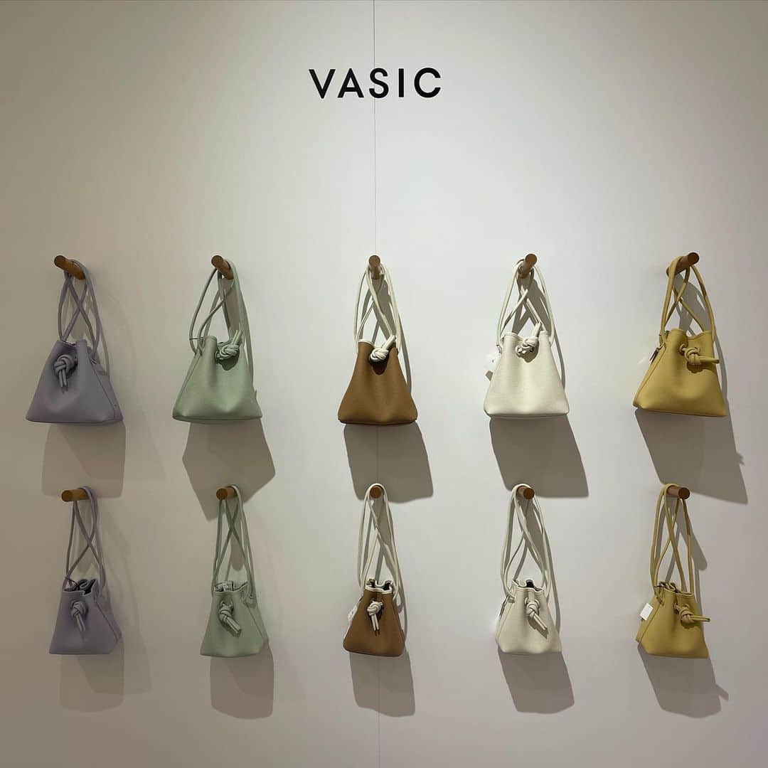Hiromi Ｍaedaさんのインスタグラム写真 - (Hiromi ＭaedaInstagram)「@vasic_japan  VASIC阪急うめだ本店POPUPへ 春に持ちたくなるBAGがいっぱいでワクワクした！  私は阪急うめだ本店限定カラーのBondを。 今日の格好にもピッタリだったので早速🫶  @ponpon_marcy マーシーさんにもお会いできて、ノベルティのミラーも可愛くてテンション上がりました🫣🤍🤍  @hankyu_event @hankyu_baggallery   #vasic #vasic_popup」4月5日 16時14分 - hiron953