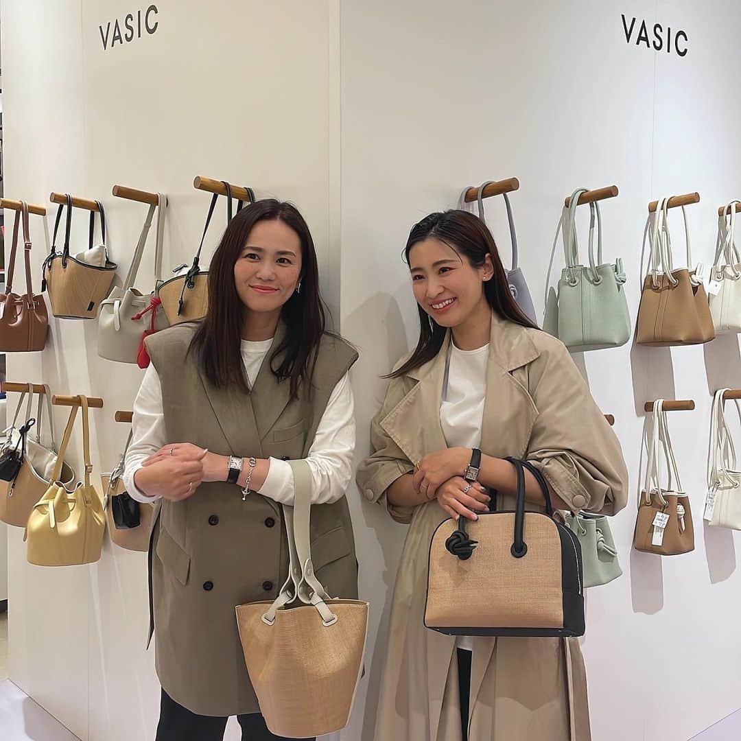 Hiromi Ｍaedaさんのインスタグラム写真 - (Hiromi ＭaedaInstagram)「@vasic_japan  VASIC阪急うめだ本店POPUPへ 春に持ちたくなるBAGがいっぱいでワクワクした！  私は阪急うめだ本店限定カラーのBondを。 今日の格好にもピッタリだったので早速🫶  @ponpon_marcy マーシーさんにもお会いできて、ノベルティのミラーも可愛くてテンション上がりました🫣🤍🤍  @hankyu_event @hankyu_baggallery   #vasic #vasic_popup」4月5日 16時14分 - hiron953