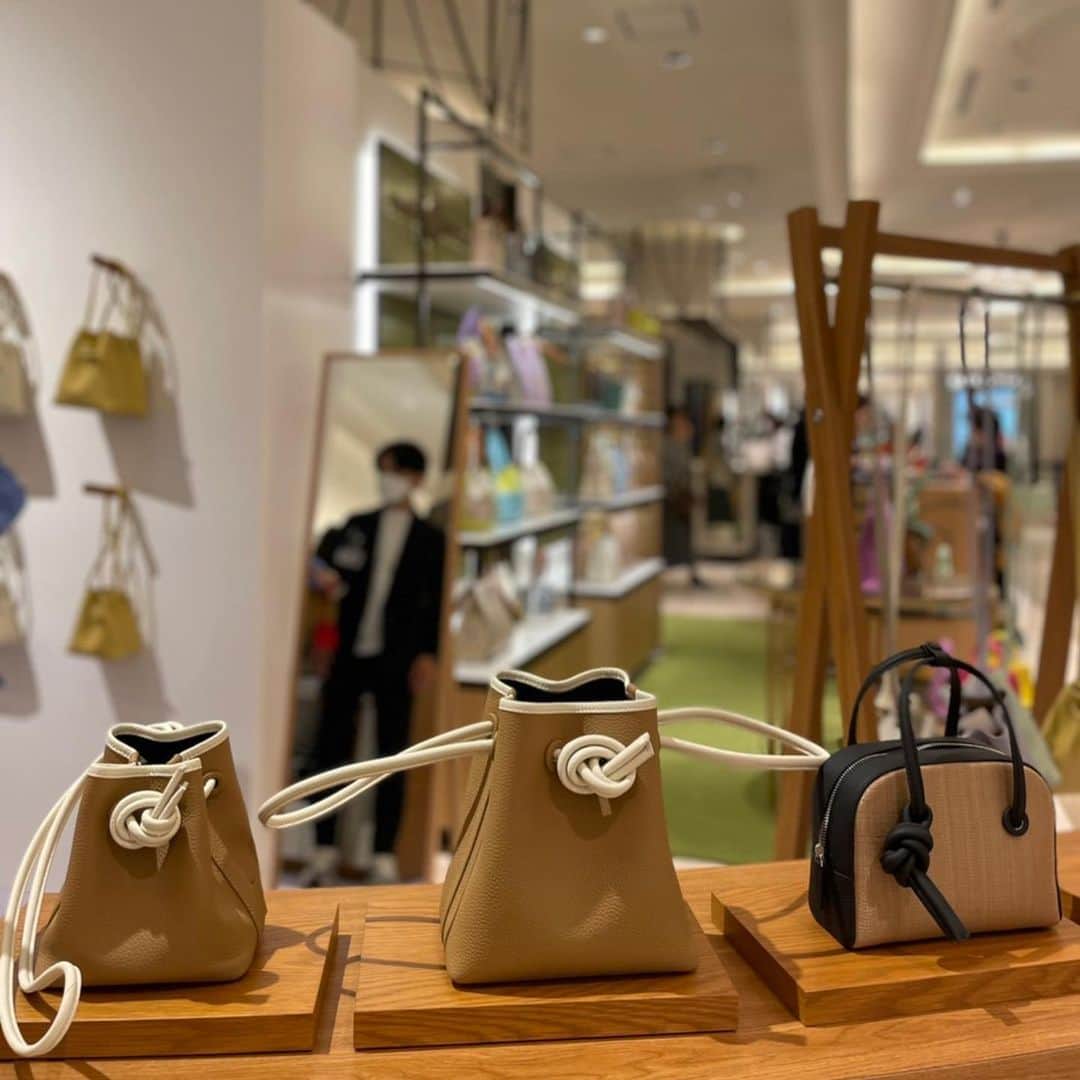 Hiromi Ｍaedaさんのインスタグラム写真 - (Hiromi ＭaedaInstagram)「@vasic_japan  VASIC阪急うめだ本店POPUPへ 春に持ちたくなるBAGがいっぱいでワクワクした！  私は阪急うめだ本店限定カラーのBondを。 今日の格好にもピッタリだったので早速🫶  @ponpon_marcy マーシーさんにもお会いできて、ノベルティのミラーも可愛くてテンション上がりました🫣🤍🤍  @hankyu_event @hankyu_baggallery   #vasic #vasic_popup」4月5日 16時14分 - hiron953
