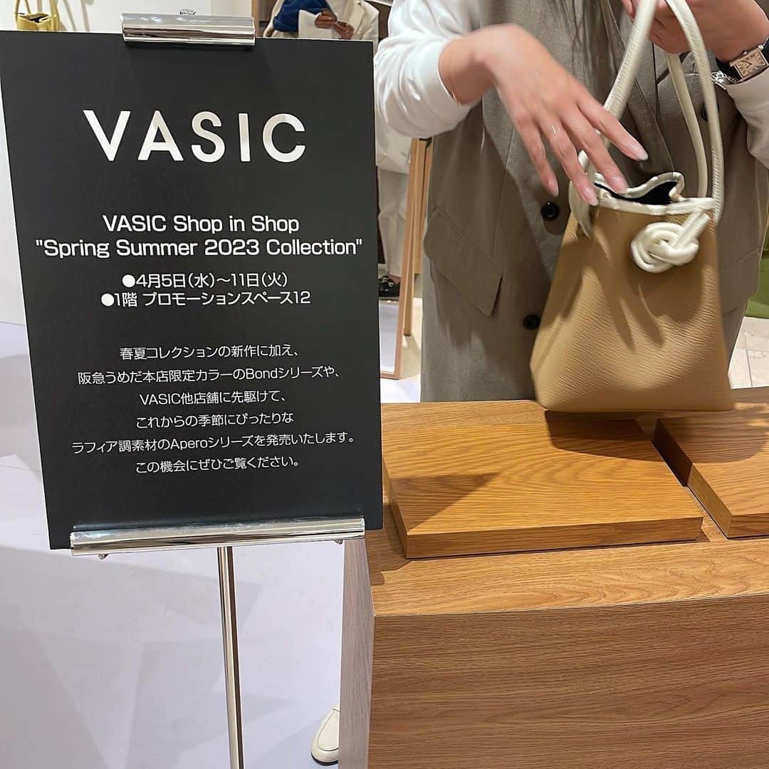 Hiromi Ｍaedaさんのインスタグラム写真 - (Hiromi ＭaedaInstagram)「@vasic_japan  VASIC阪急うめだ本店POPUPへ 春に持ちたくなるBAGがいっぱいでワクワクした！  私は阪急うめだ本店限定カラーのBondを。 今日の格好にもピッタリだったので早速🫶  @ponpon_marcy マーシーさんにもお会いできて、ノベルティのミラーも可愛くてテンション上がりました🫣🤍🤍  @hankyu_event @hankyu_baggallery   #vasic #vasic_popup」4月5日 16時14分 - hiron953