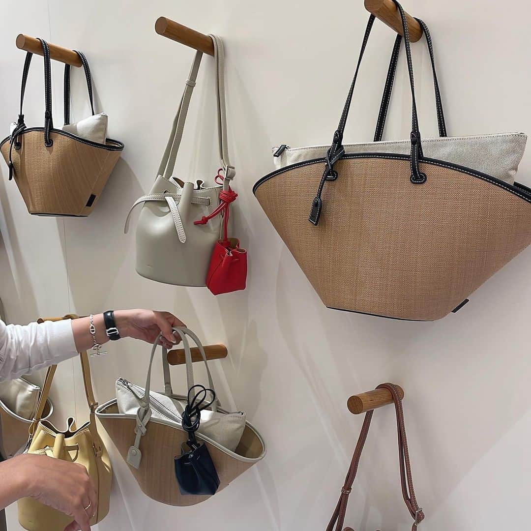 Hiromi Ｍaedaさんのインスタグラム写真 - (Hiromi ＭaedaInstagram)「@vasic_japan  VASIC阪急うめだ本店POPUPへ 春に持ちたくなるBAGがいっぱいでワクワクした！  私は阪急うめだ本店限定カラーのBondを。 今日の格好にもピッタリだったので早速🫶  @ponpon_marcy マーシーさんにもお会いできて、ノベルティのミラーも可愛くてテンション上がりました🫣🤍🤍  @hankyu_event @hankyu_baggallery   #vasic #vasic_popup」4月5日 16時14分 - hiron953