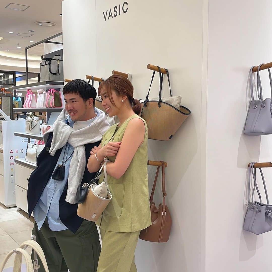 Hiromi Ｍaedaさんのインスタグラム写真 - (Hiromi ＭaedaInstagram)「@vasic_japan  VASIC阪急うめだ本店POPUPへ 春に持ちたくなるBAGがいっぱいでワクワクした！  私は阪急うめだ本店限定カラーのBondを。 今日の格好にもピッタリだったので早速🫶  @ponpon_marcy マーシーさんにもお会いできて、ノベルティのミラーも可愛くてテンション上がりました🫣🤍🤍  @hankyu_event @hankyu_baggallery   #vasic #vasic_popup」4月5日 16時14分 - hiron953