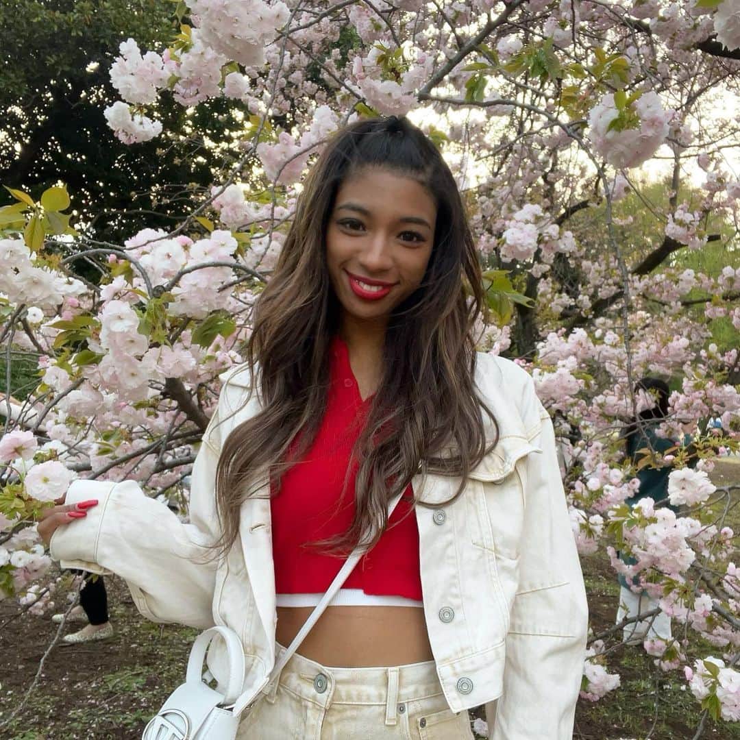 鈴木リサのインスタグラム：「ギリ満開だった🌸💕 手作りスコーンも作ってピクニもした🍪大満足！！ #アホ毛えぐい」