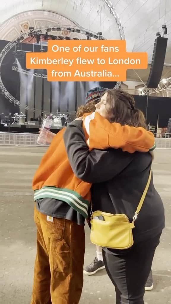 Don Brocoのインスタグラム：「TFW when you’re an Aussie who books tickets for London a few days before we announce an Aus tour 😮‍💨 Thanks SO much for coming Kimberley, and Aussies we’re so stoked to see you next month! 🇦🇺🦖」